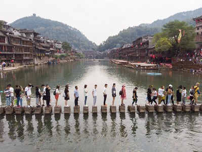 北京凤凰古城各景区景点游人如织掀起旅游热潮图